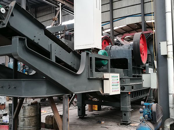 四川大型移動(dòng)破碎機(jī)圖片